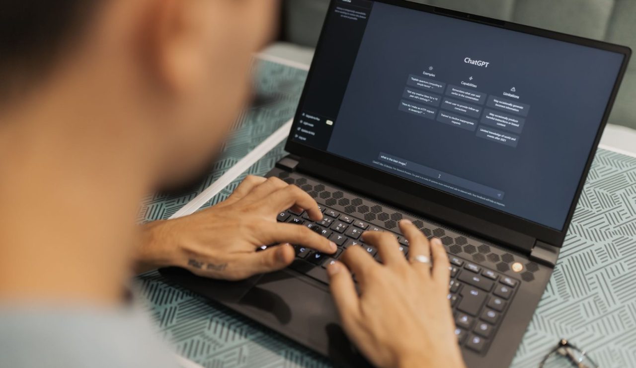 Candidat tapant sur un ordinateur portable pour repondre a un formulaire de candidature en ligne