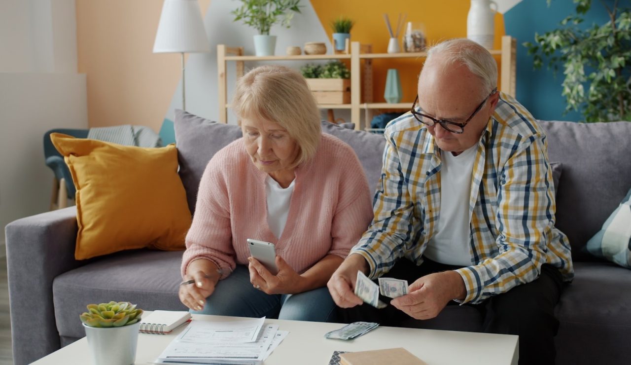 Couple de seniors qui consulte ses finances et prepare sa retraite a la maison