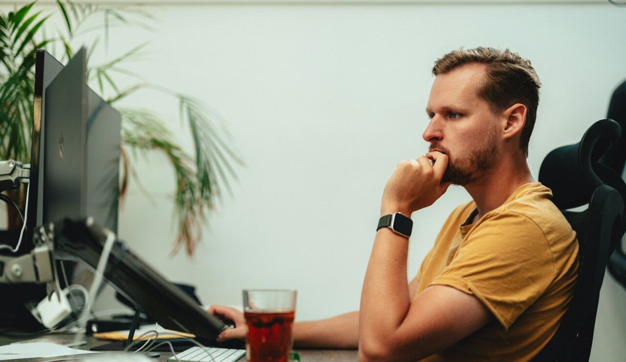Salarié pensif à son bureau, en train de peser une contre-proposition de son employeur