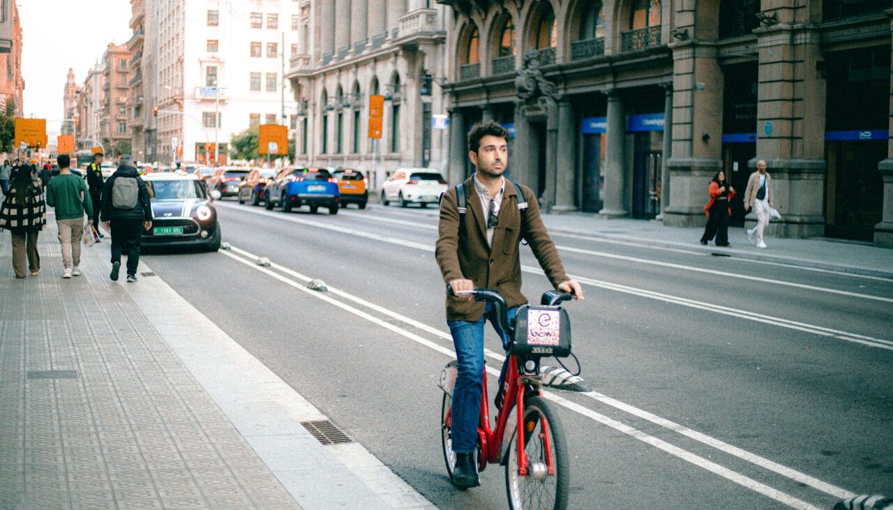 Un homme traverse une rue de centre-ville a velo pour se rendre au travail