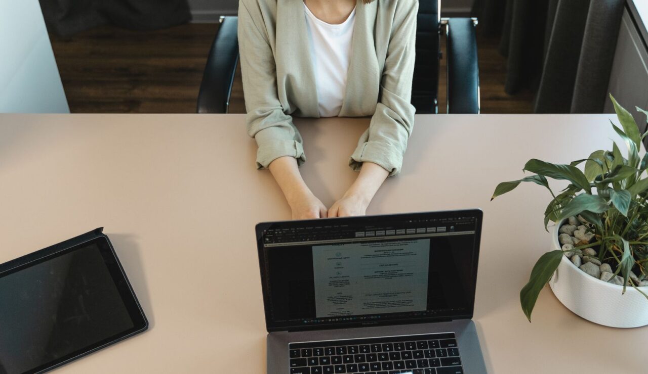 Les mains d une candidate posees devant un ordinateur portable sur un bureau clair