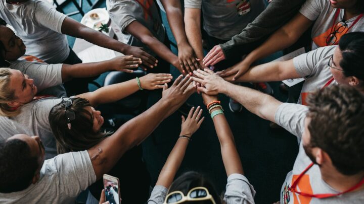 Mécénat de compétences : Le guide pour donner du sens à sa carrière en 2026