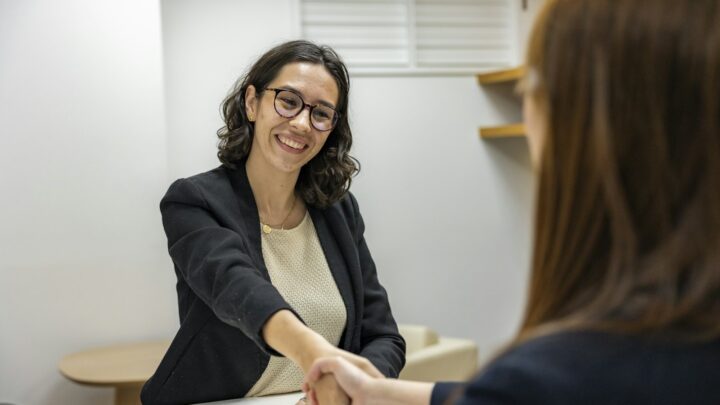 Oubliez le CV parfait : 5 secteurs de l&rsquo;ombre qui recrutent massivement (et paient très bien) en 2026
